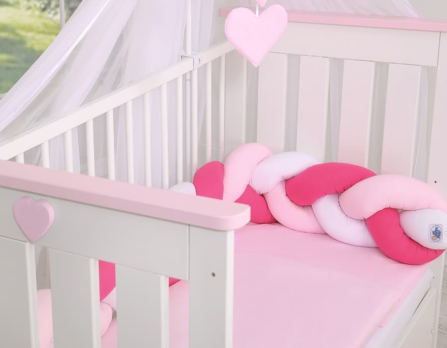 Ochraniacz warkocz pleciony do łóżeczka -   biały-różowy-ciemnoróżowy